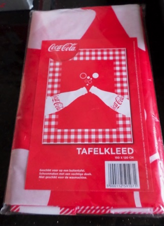 8815-3 € 4,00 coca cola tafelkleed plastic 150 x 120 cm.jpeg